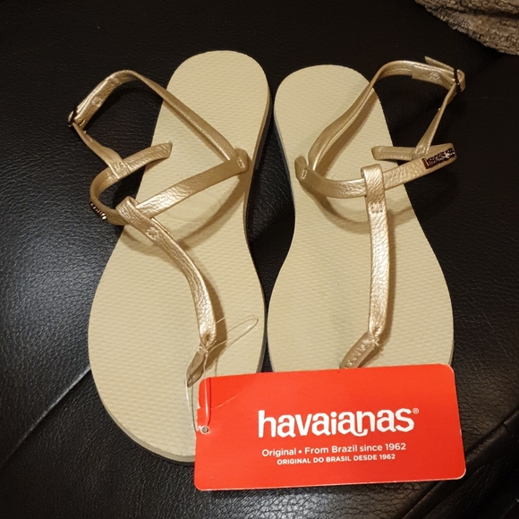Havaianas Shoes - Havaianas Metallic Tan TStrap Flat Sandals sz 6